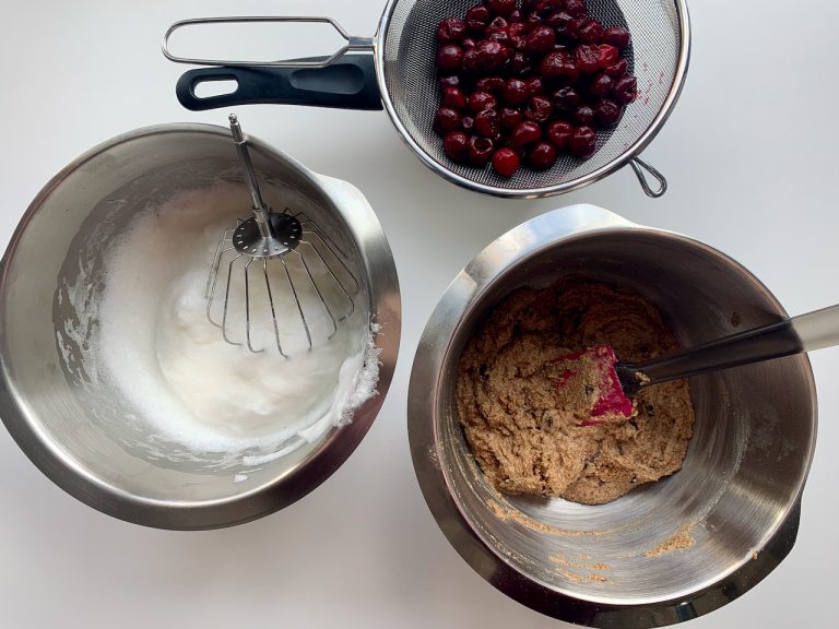 Saftiger Eiweiß-Erdmandelkuchen mit Schoko & Kirschen - 1