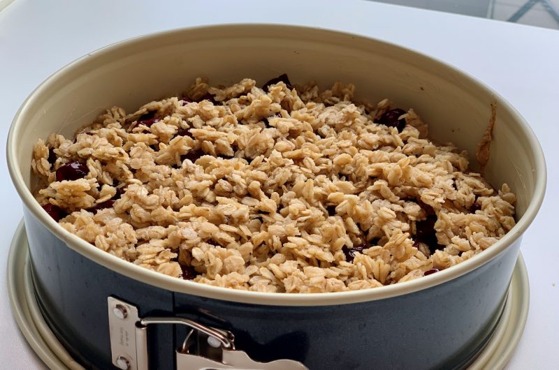 Saftiger Eiweiß-Erdmandelkuchen mit Schoko & Kirschen