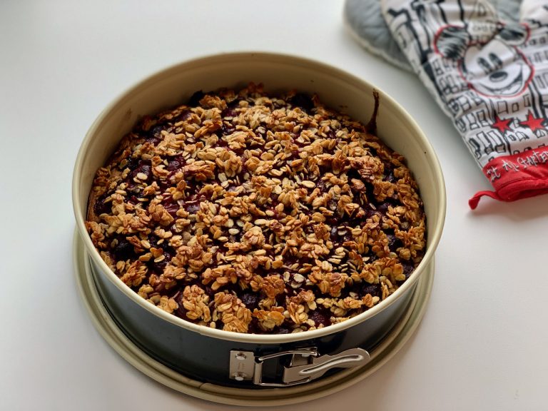 Saftiger Eiweiß-Erdmandelkuchen mit Schoko & Kirschen - 7