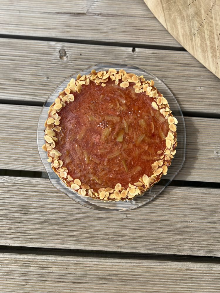 Rhabarber-Schmand-Kuchen mit Mandelblättchen Rhabarber-Schmand-Kuchen mit Mandelblättchen