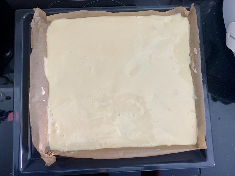 Biskuitteig verteilen Biskuitteig verteilen