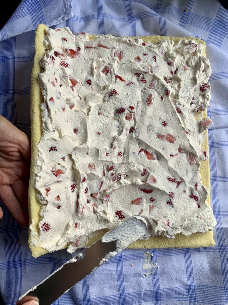 Biskuitteig befüllen Biskuitteig befüllen