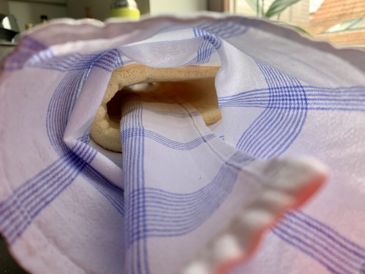 Biskuitteig einrollen Biskuitteig einrollen