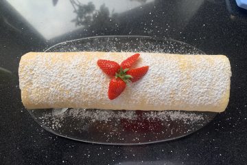 Biskuitrolle mit Erdbeeren