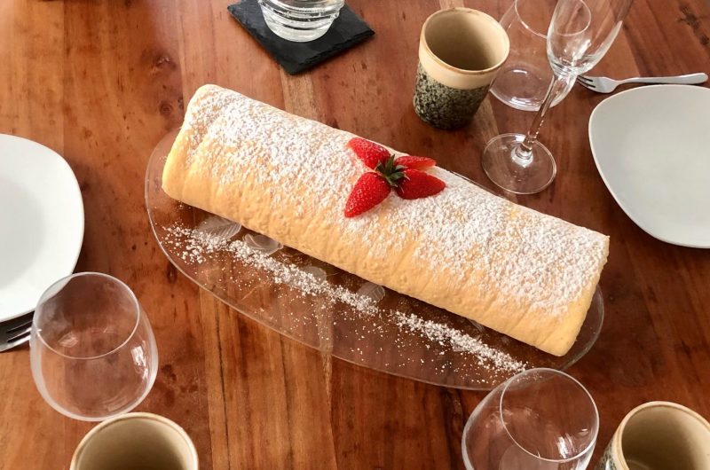 Sommerliche Biskuitrolle mit Erdbeeren