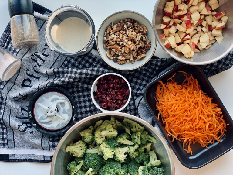 Brokkoli-Apfel-Salat mit Joghurtdressing - 2 Brokkoli Apfel Salat mit Joghurtdressing