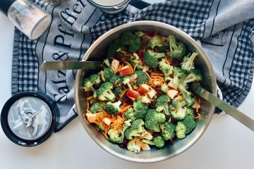 Brokkoli Apfel Salat mit Joghurtdressing
