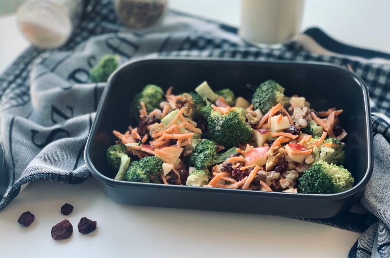 Knackiger Brokkoli Apfel Salat mit Joghurtdressing
