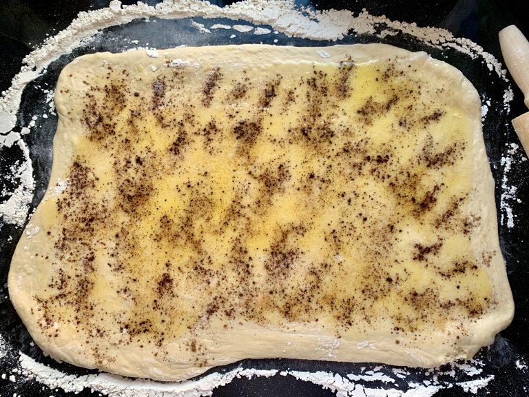 Butter und Zimt-Zucker verteilen Butter und Zimt-Zucker verteilen