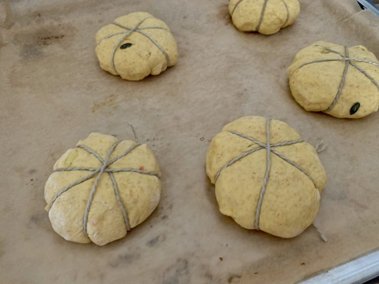 Eingewickelte Kürbis-Kartoffel-Brötchen Eingewickelte Kürbis-Kartoffel-Brötchen