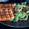 Käse-Kartoffel-Waffeln mit Feldsalat und Speck