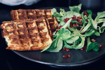 Käse-Kartoffel-Waffeln mit Feldsalat und Speck