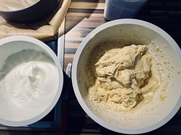 Eischnee und Teigmischung Eischnee und Teigmischung