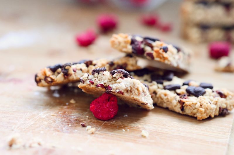 Schnelle Schoko & Himbeere Haferriegel mit natürlichen Zutaten