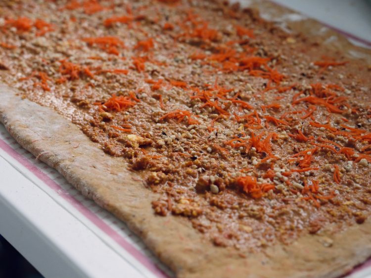 Gefährlich leckere Rübli-Zimtschnecken mit Karotten-Schmand-Füllung - 5
