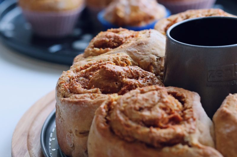 Gefährlich leckere Rübli-Zimtschnecken mit Karotten-Schmand-Füllung