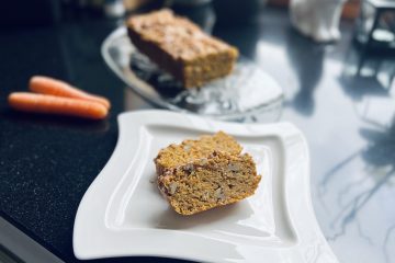 Saftiger Karottenkuchen mit Nüssen