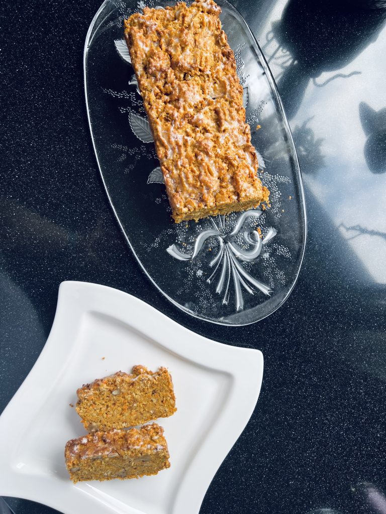 Karottenkuchen mit Zuckerguss Karottenkuchen mit Zuckerguss