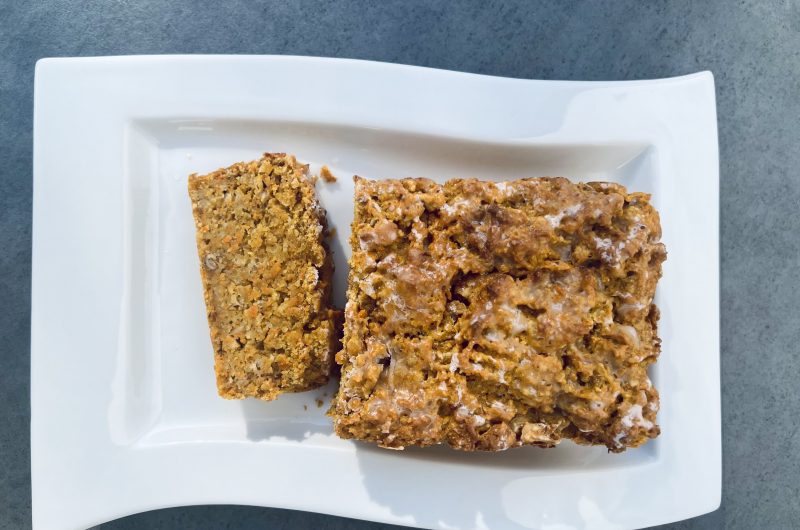 Saftiger Karottenkuchen mit Nüssen und ohne Frosting