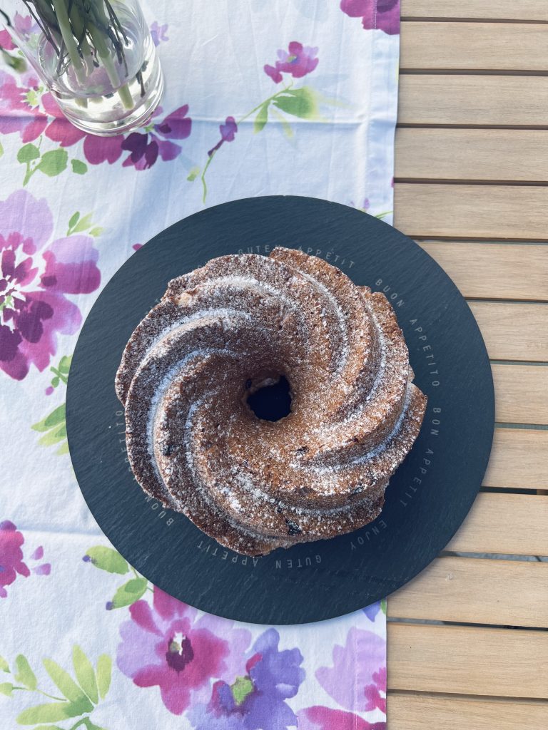 Gugelhupf mit Rosinen Gugelhupf aus Hefeteig mit Rosinen
