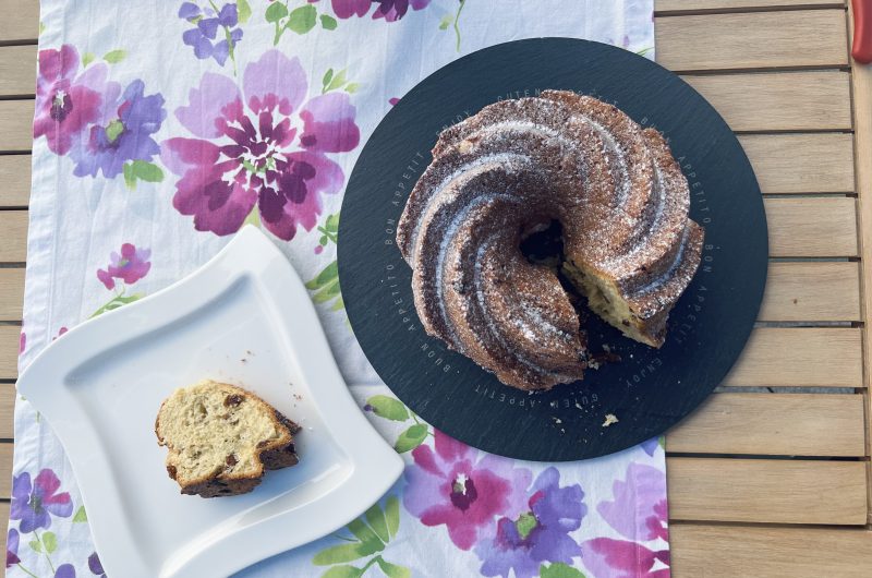 Fluffiger Gugelhupf aus Hefeteig mit Rosinen