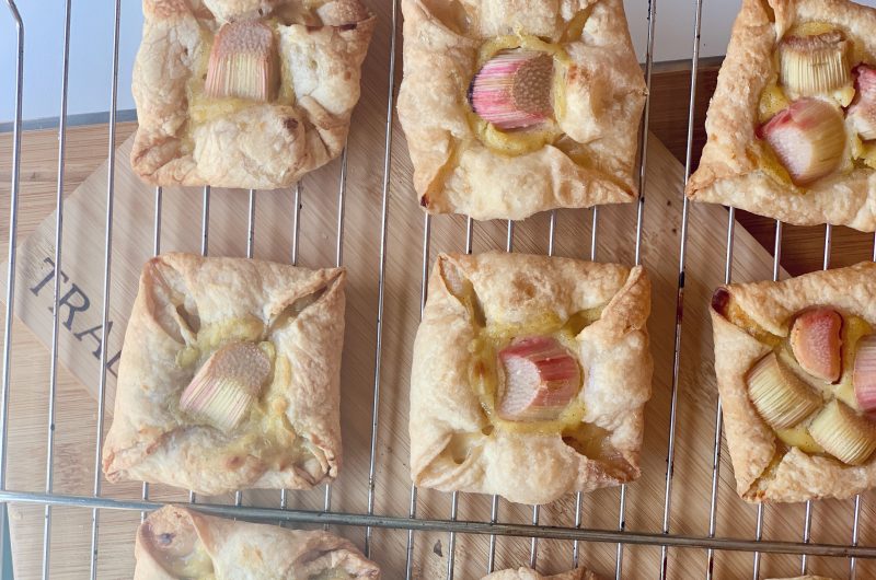 Ruckzuck Rhabarber-Puddingplunder mit frischem Vanillepudding