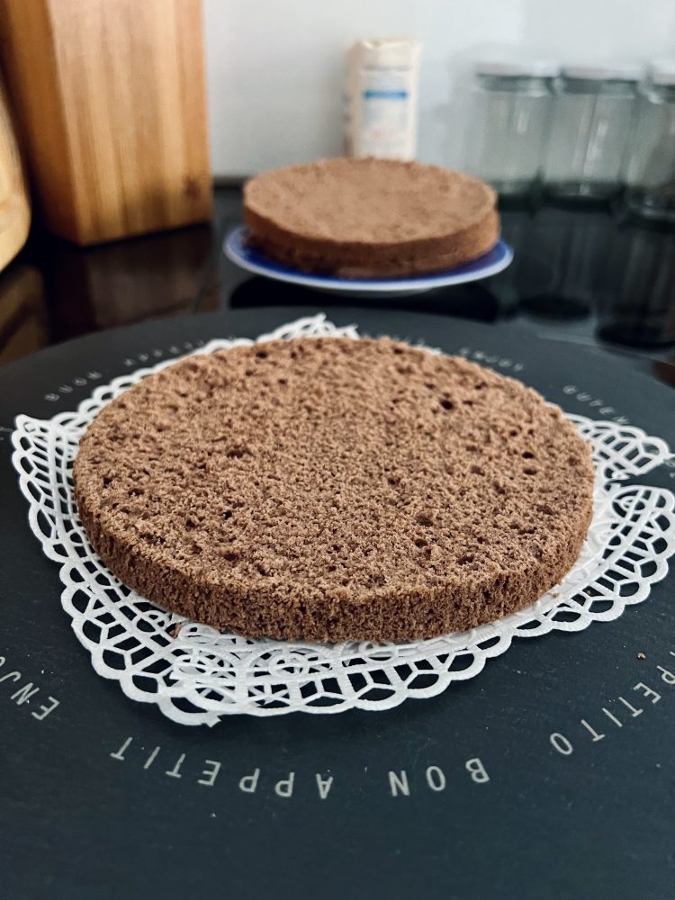 Biskuitboden schneiden Biskuitboden schneiden