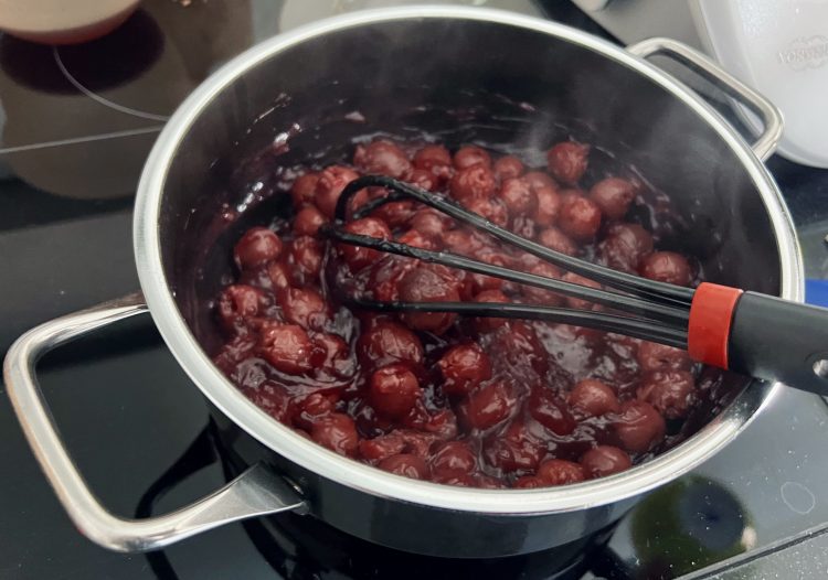 Kirschen mit Kirschsaft und Speisestärke Kirschen mit Kirschsaft und Speisestärke