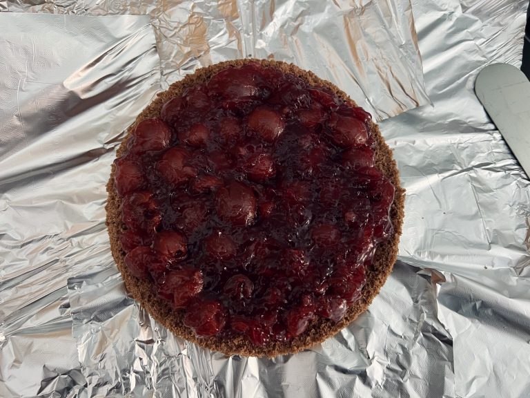 Kirschen auf dem Biskuit verteilen Kirschen auf dem Biskuit verteilen