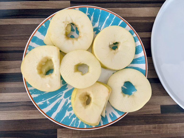 Äpfel schälen und schneiden