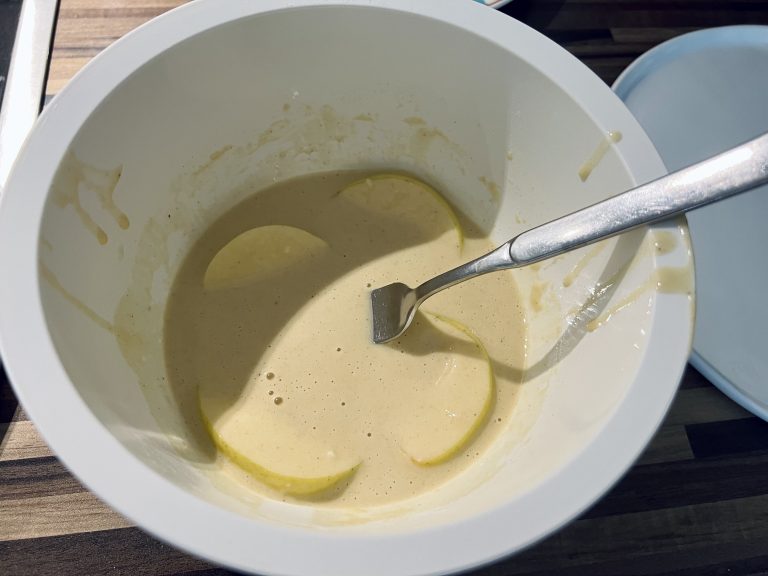 Apfelringe in den Teig tunken
