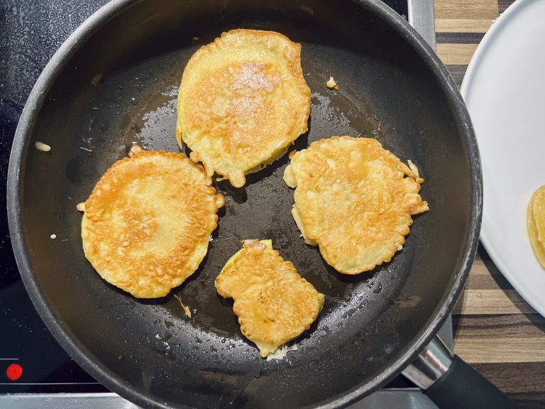 Apfelküchlein backen