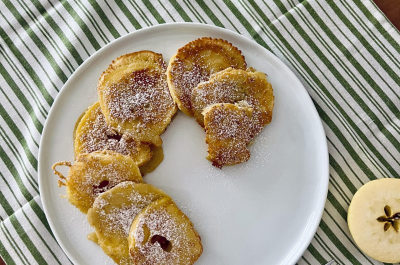 Schnelle Apfelküchlein mit Puderzucker