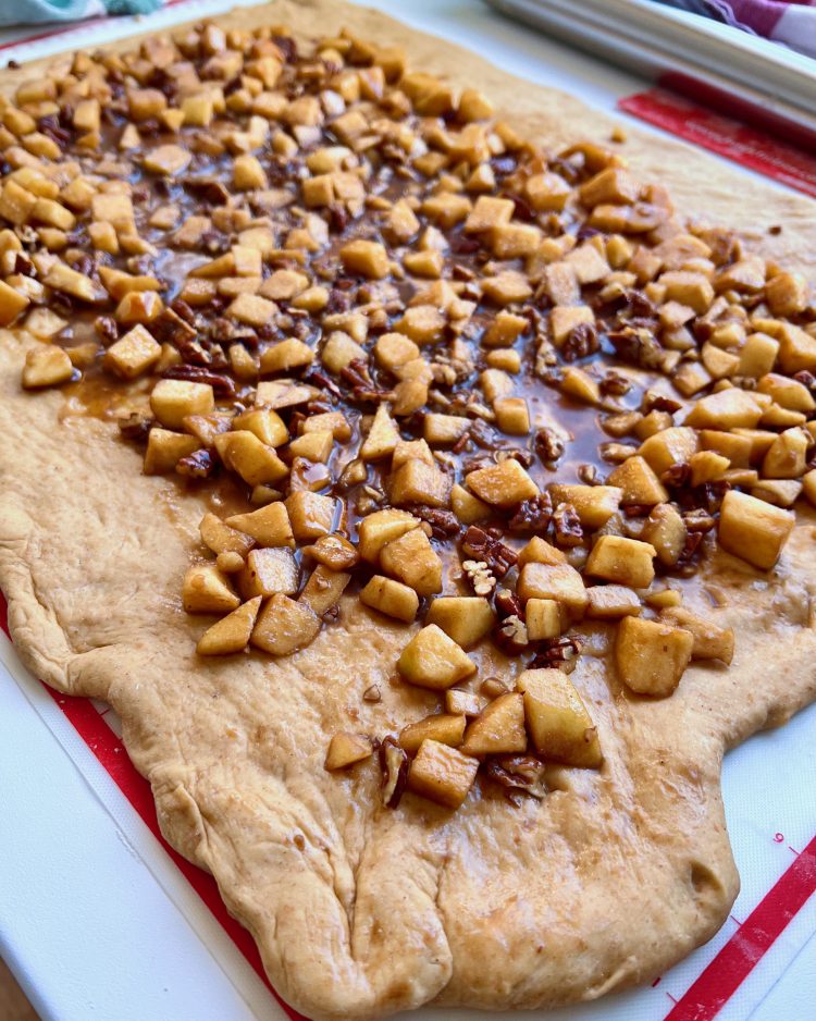 Herbstliche Apfel & Pekan Hefeschnecken mit Salted Karamellsoße - 1 Herbstliche Apfel & Pekan Hefeschnecken mit Salted Karamellsoße - 1