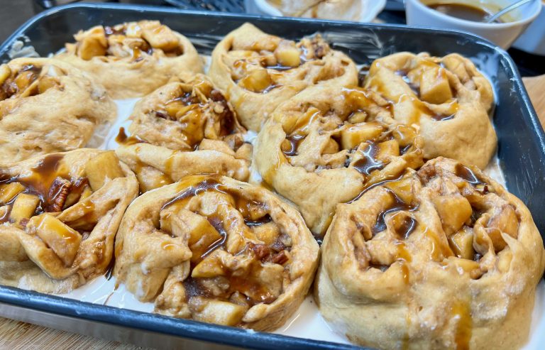 Herbstliche Apfel & Pekan Hefeschnecken mit Salted Karamellsoße - 12 Herbstliche Apfel & Pekan Hefeschnecken mit Salted Karamellsoße - 12