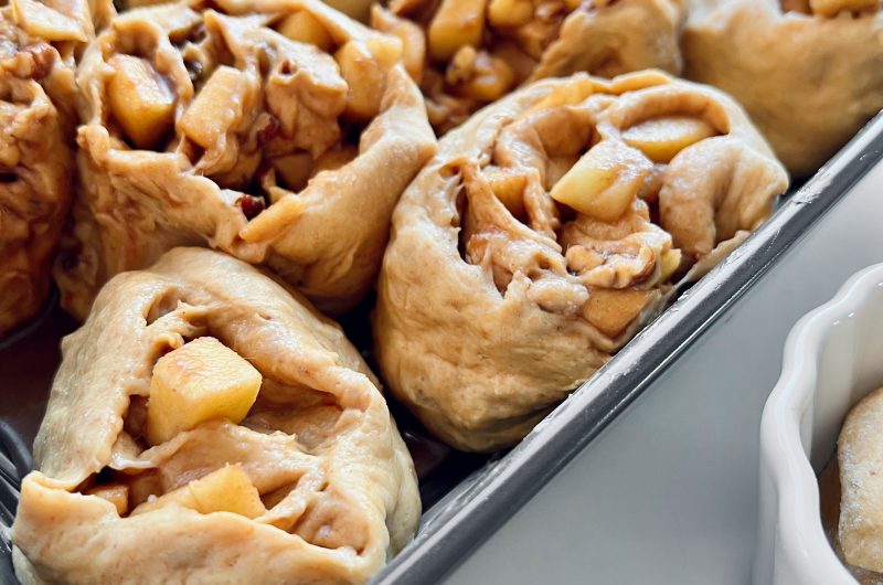 Herbstliche Apfel & Pekan Hefeschnecken mit Salted Karamellsoße