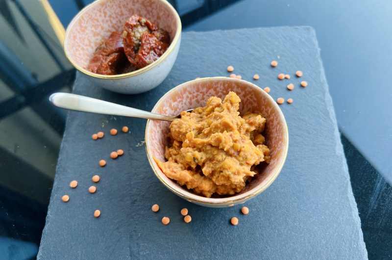 Mediterraner Dip aus roten Linsen und getrockneten Tomaten