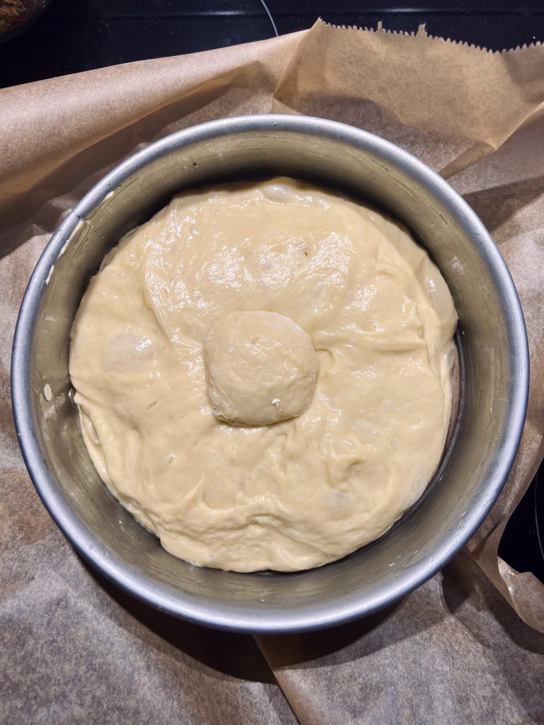 Teig mit Kugel in der Mitte Teig mit Kugel in der Mitte