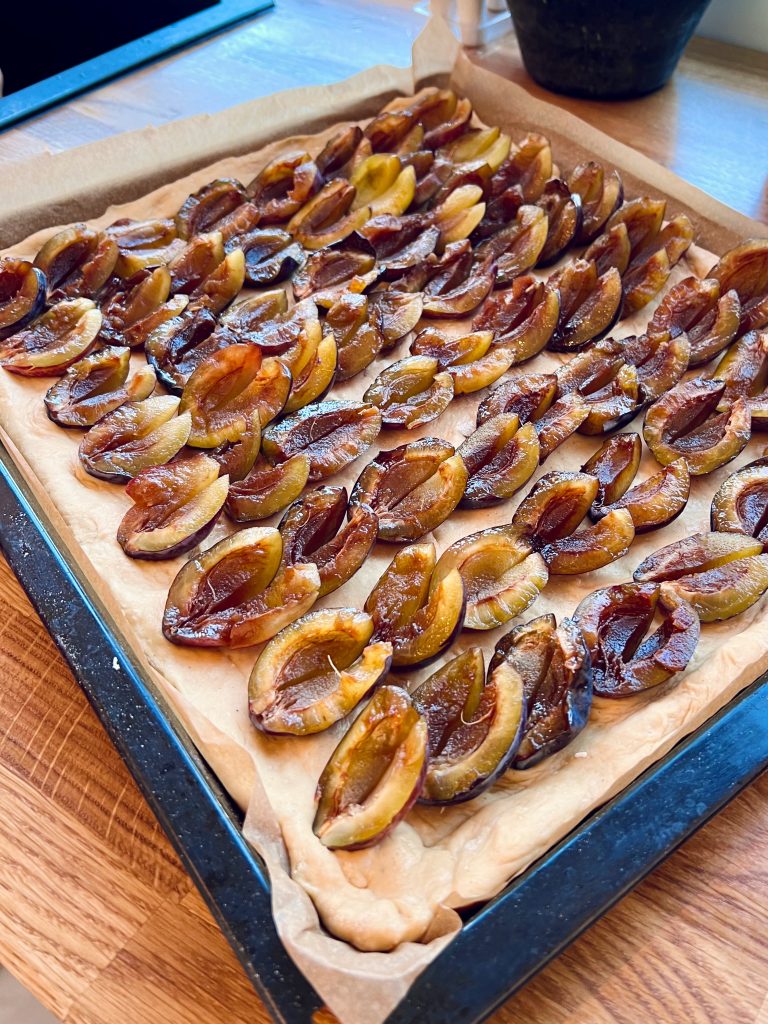 Fluffig-saftiger Zwetschgendatschi vom Blech - Pflaumenkuchen mit Hefeteig - 1