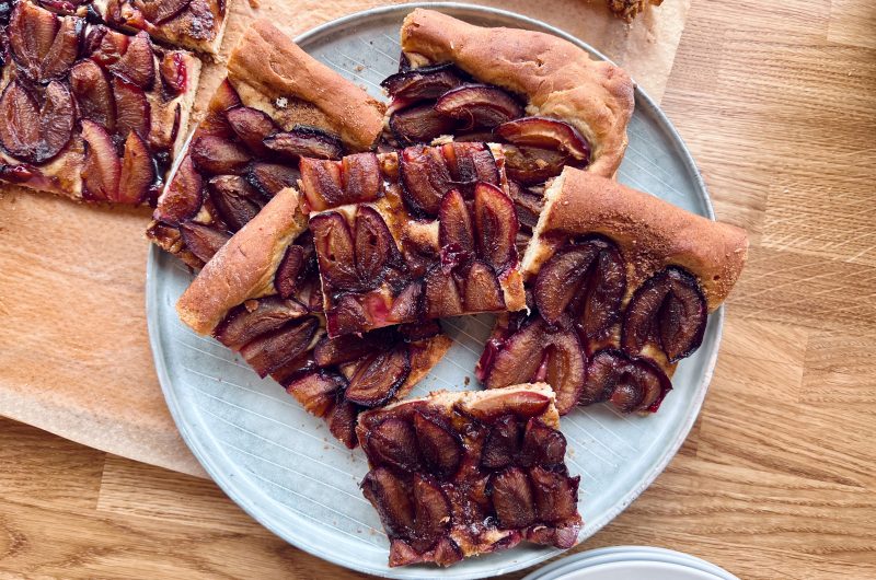 Fluffig-saftiger Zwetschgendatschi vom Blech - Pflaumenkuchen mit Hefeteig