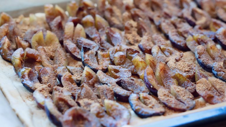 Fluffig-saftiger Zwetschgendatschi vom Blech - Pflaumenkuchen mit Hefeteig - 5