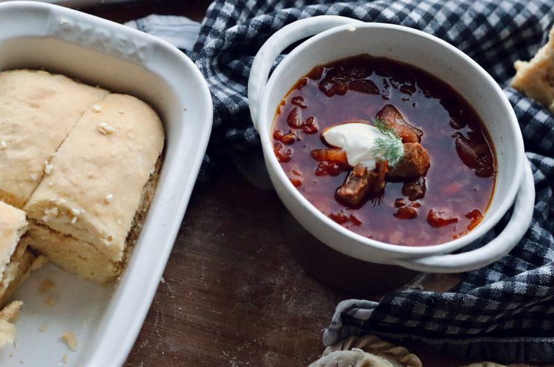 Wärmende ukrainische Suppe - Borsch mit Pampushkas 