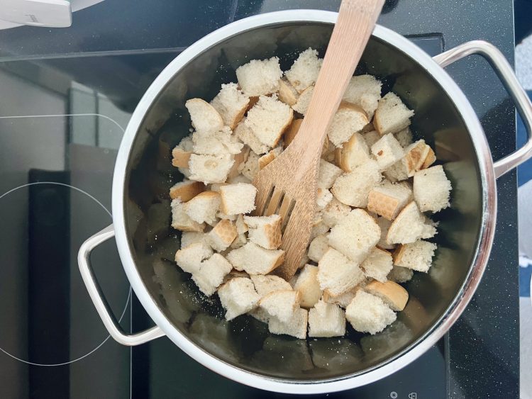 Brötchen klein schneiden Brötchen klein schneiden