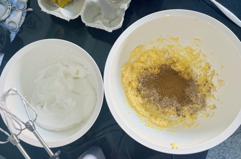 Eischnee und Zucker-Butter-Mischung Eischnee und Zucker-Butter-Mischung