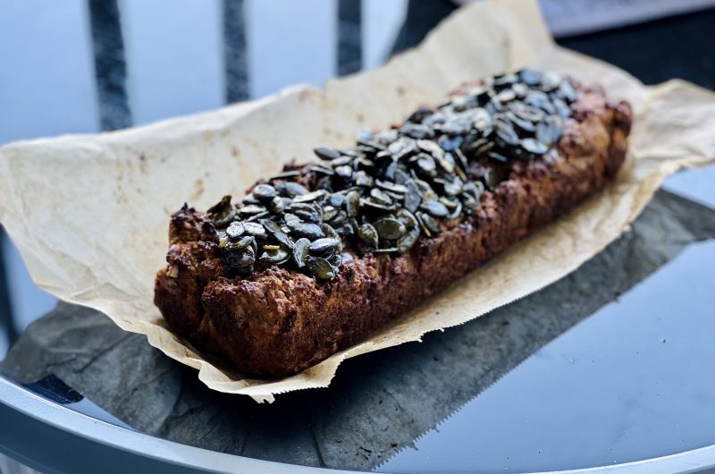 Kürbis-Walnuss-Kuchen mit Kürbiskerntopping