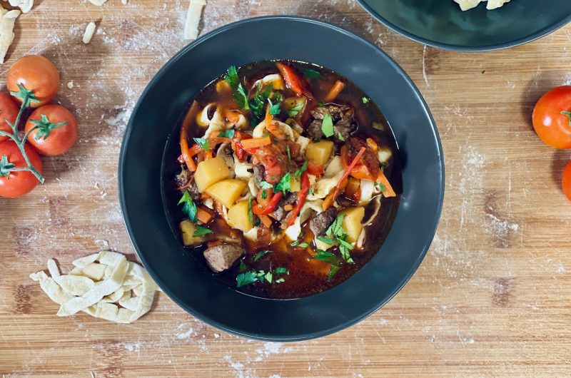 Lagman - Wärmende Nudelsuppe mit frischen Nudeln, Gemüse und Fleisch