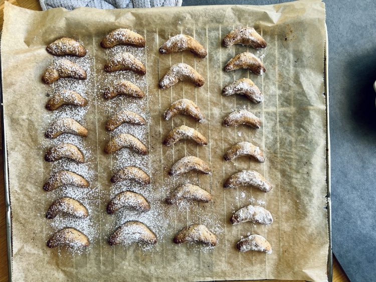 Vanillekipferln gehen baden in Zucker Vanillekipferln gehen baden in Zucker