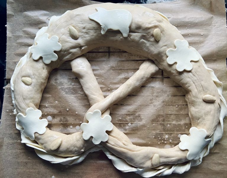 Brezel mit Blätterteigkranz Brezel mit Blätterteigkranz