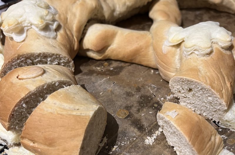 Verzierte Neujahrsbrezel aus Hefeteig