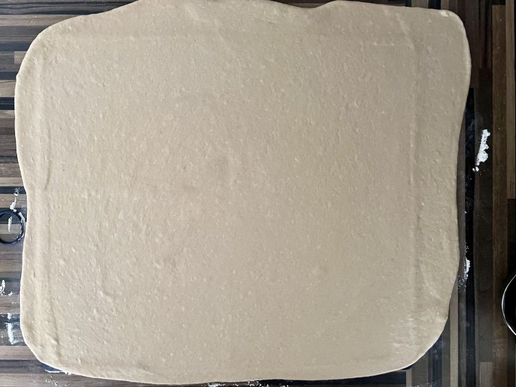 Teig zu einem Rechteck ausrollen